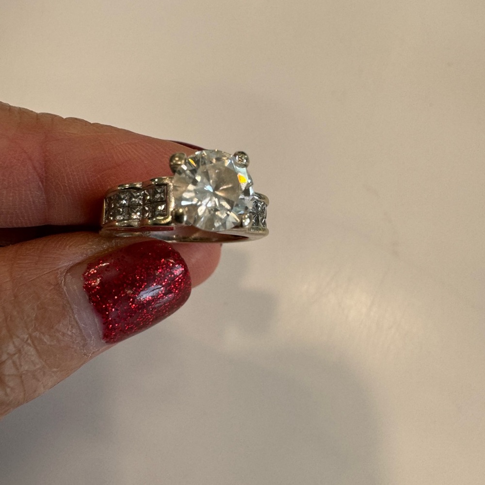 18 karat white gold diamond ring